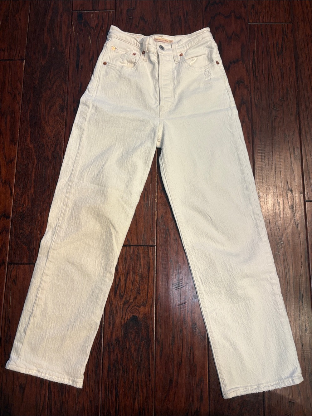 Vintage White High-Waist Women's Levi Premium Jeans - Classic Straight Leg